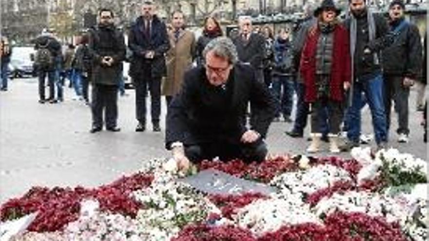 Artur Mas realitzant l&#039;ofrena floral durant l&#039;acte d&#039;ahir a París.