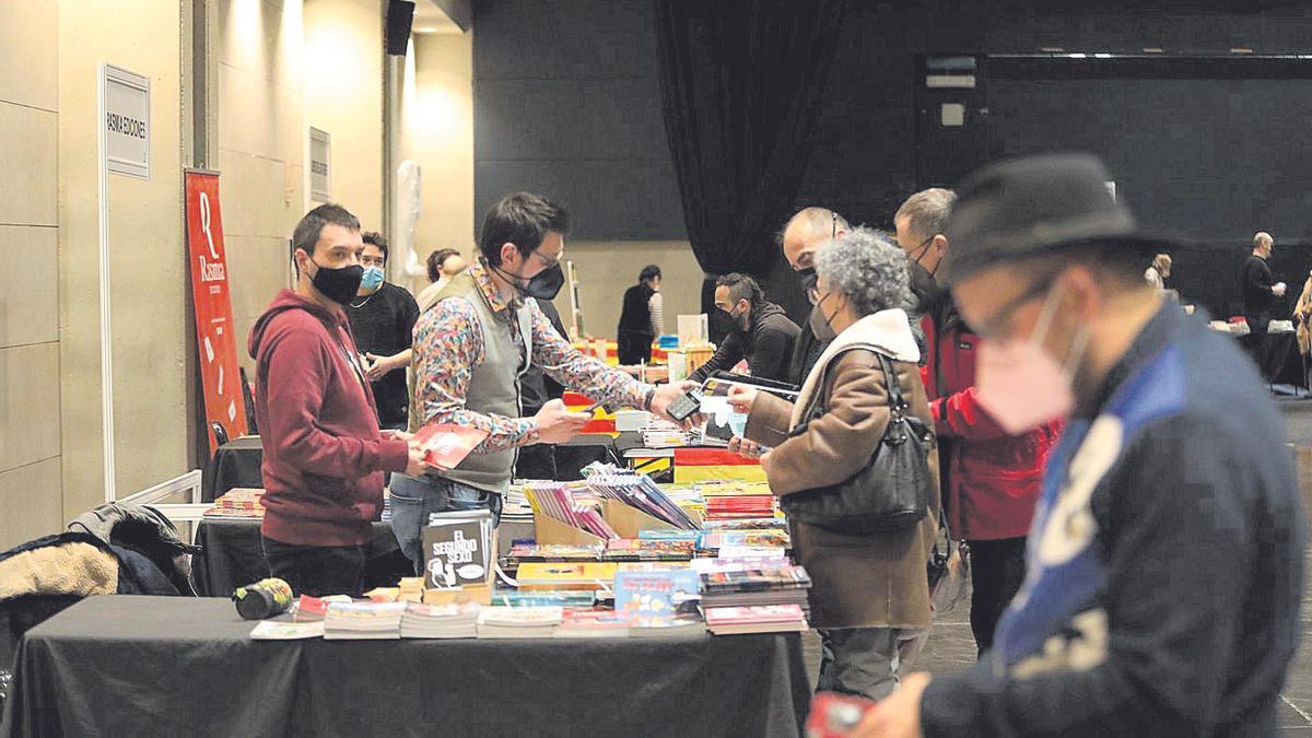 La primera edición del Salón de Navidad con Libros se ha inaugurado este lunes y estará abierto hasta el miércoles por la tarde.