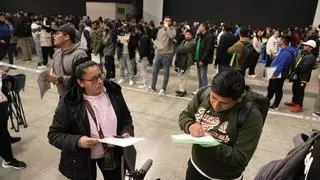 Cientos de inmigrantes con cita previa acuden a solicitar la regularización: "Llevo 15 horas esperando"