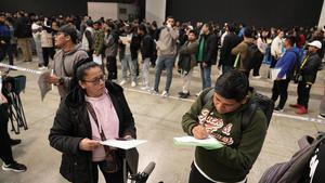 Cientos de inmigrantes hacen cola en La Farga de LHospitalet para pedir la regularización