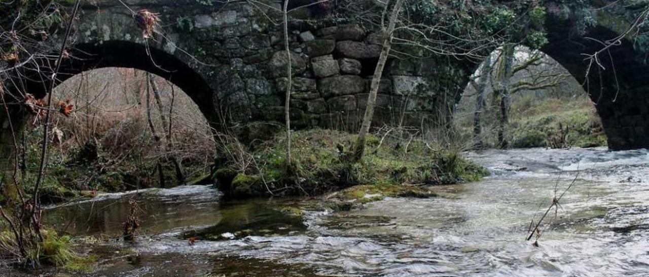 A Ponte dos Cabalos, sobre o río Arnego. // Á. Utrera