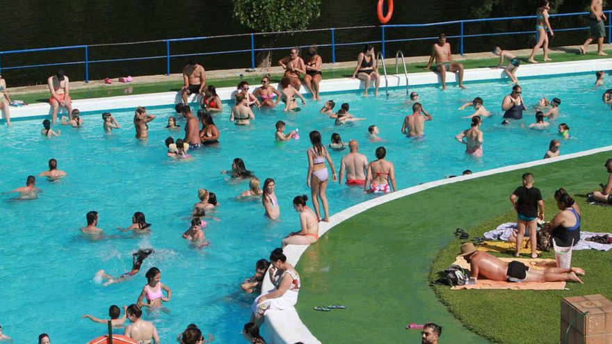 Las piscinas de Oira son un refugio estos días. | Iñaki Osorio