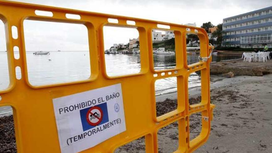 Cartel de prohibido el baño en talamanca.