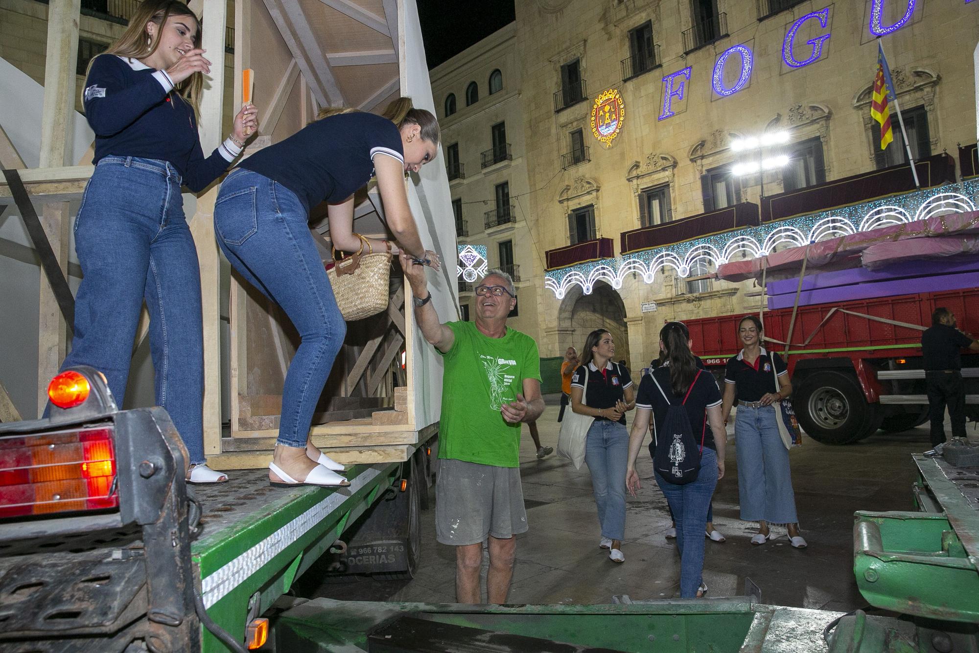 Espadero deposita en la plaza del Ayuntamiento los elementos más voluminosos de la Hoguera Oficial