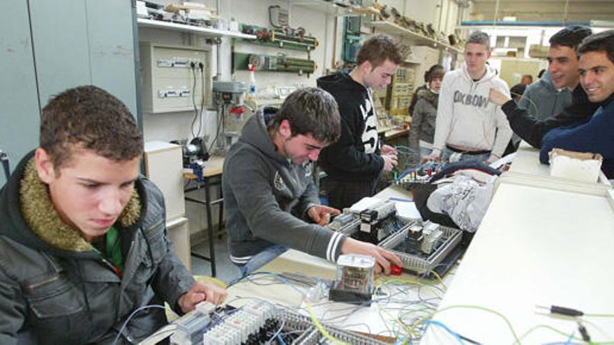 Alumnos de un módulo de electricidad de FP.