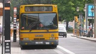 El conductor de un autobús de Lleida pierde el conocimiento y circula en sentido contrario