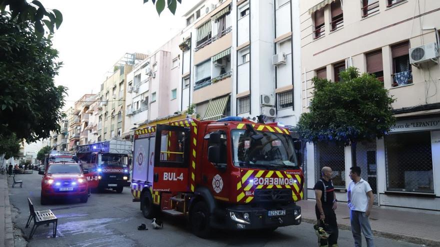 Los bomberos actúan en el incendio de un ático de la avenida de la Viñuela en Córdoba
