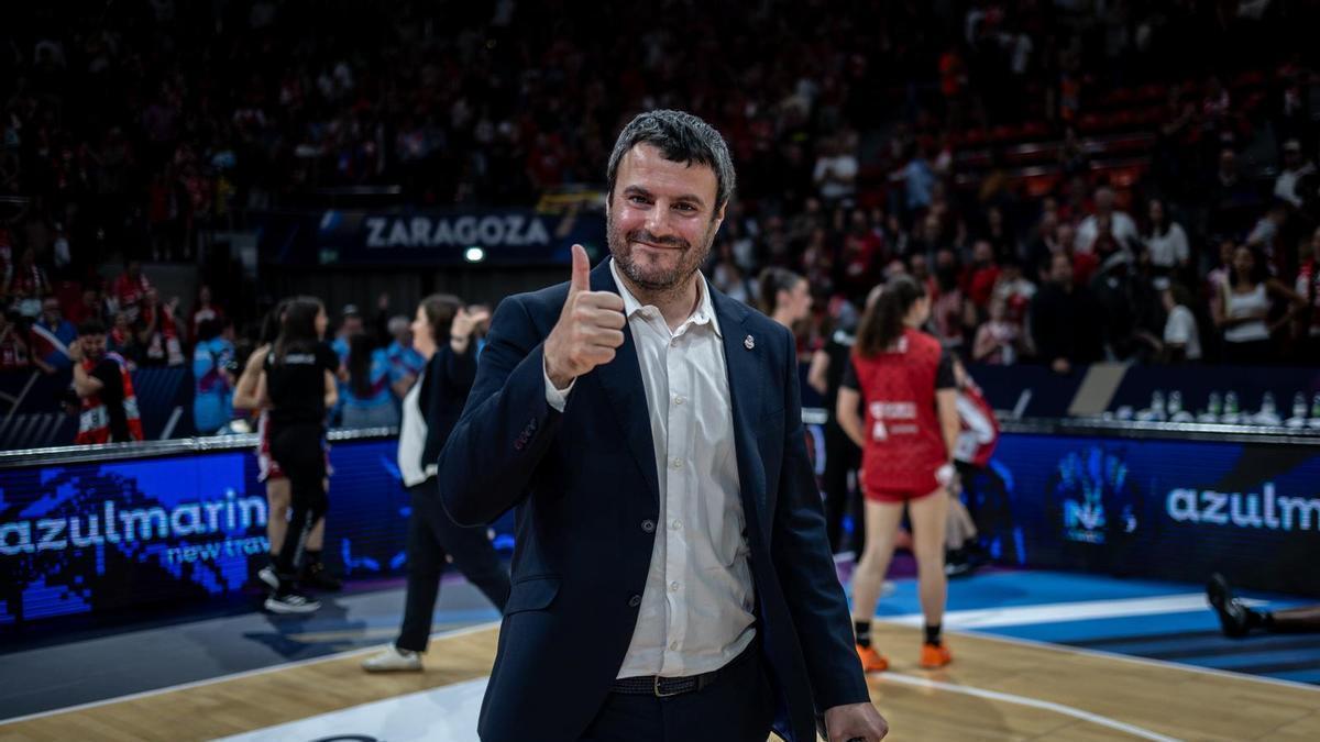 Carlos Cantero, con el pulgar en alto tras vencer al Basket Landes.