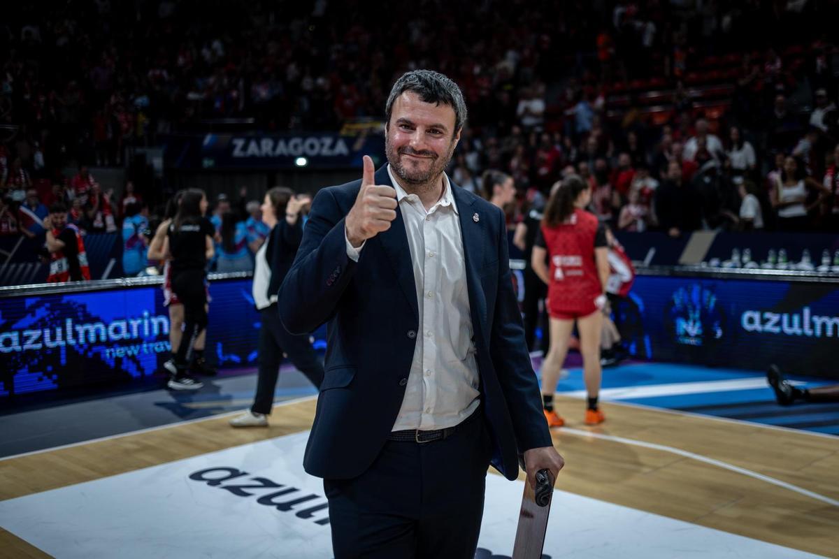 Carlos Cantero, con el pulgar en alto tras vencer al Basket Landes.