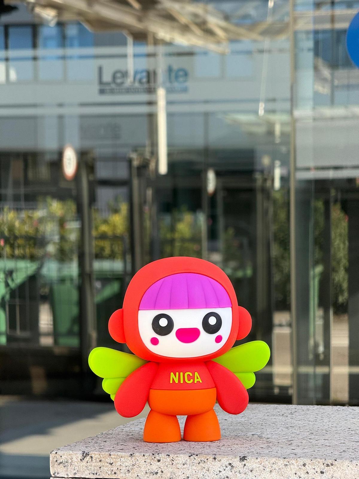 La muñeca Nuca, en la puerta del diario Levante