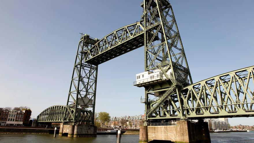 Países Bajos desmontará un puente histórico para dar paso a un yate de Bezos