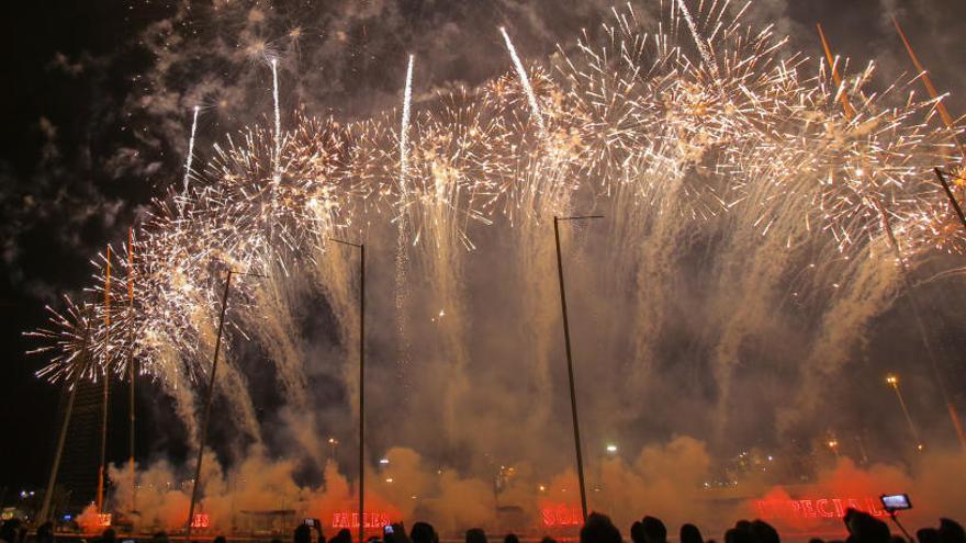 Un momento de la mascletà en la Marina Real durante las pasadas Fallas.