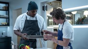 Lionel Boyce (Marcus) y Jeremy Allen White (Carmy) en la segunda temporada de The Bear