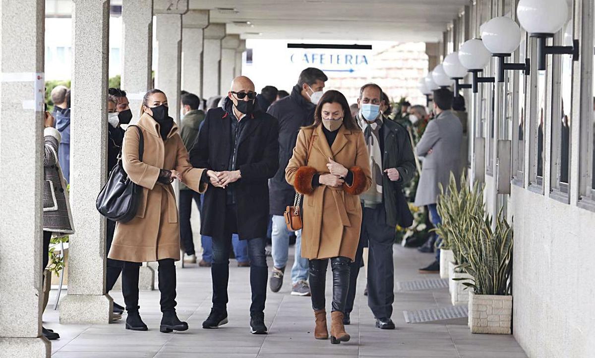Varios asistentes, en su visita al velatorio de Emorvisa. | // ALBA VILLAR