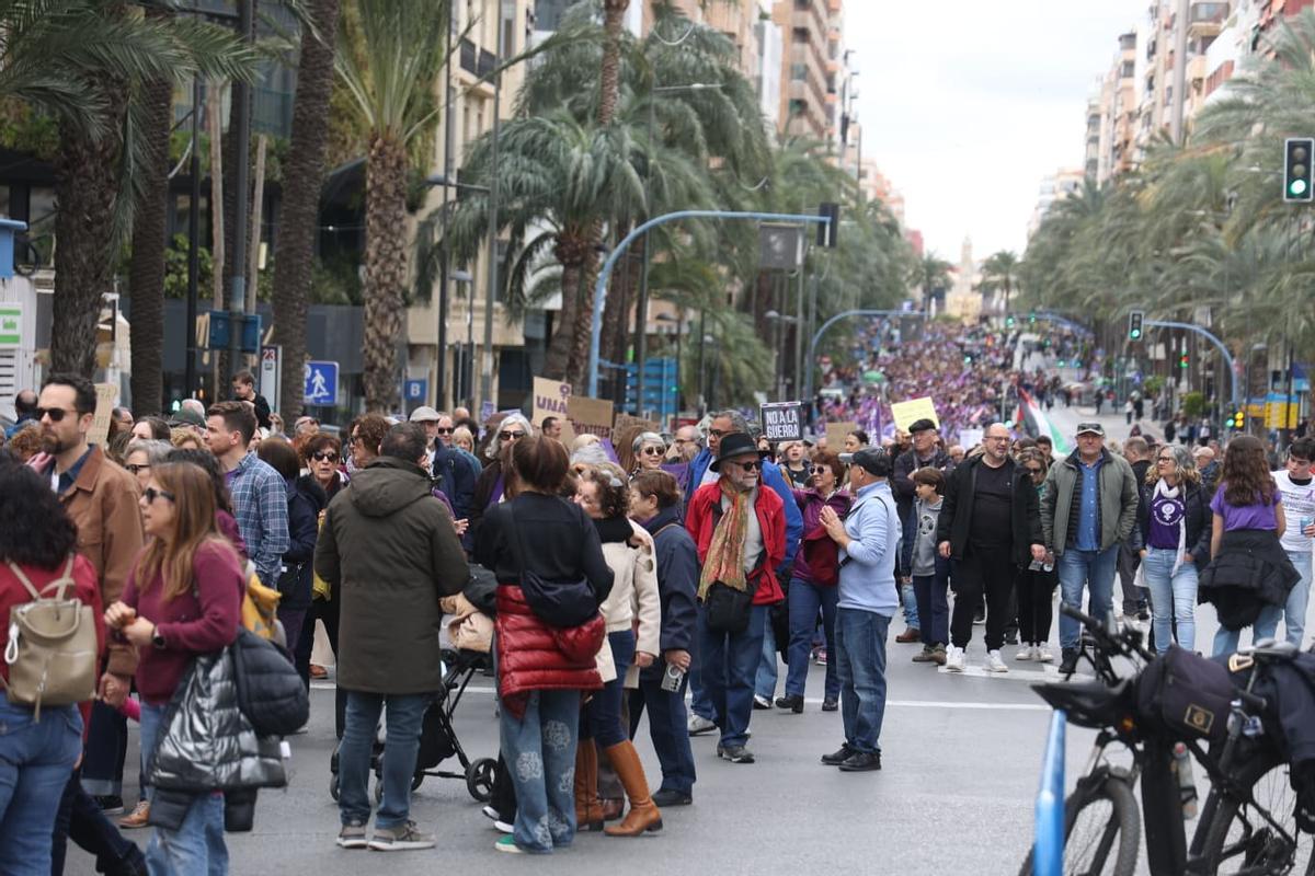 La multitudinaria marcha feminista en Alicante por el 8M, en imágenes