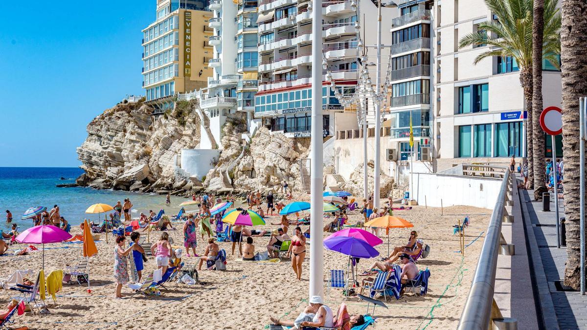 Turistas en la playa en Benidorm.
