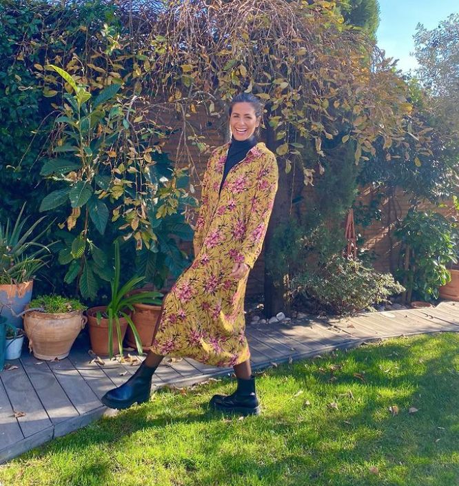 Nuria Roca con vestido estampado y botines negros