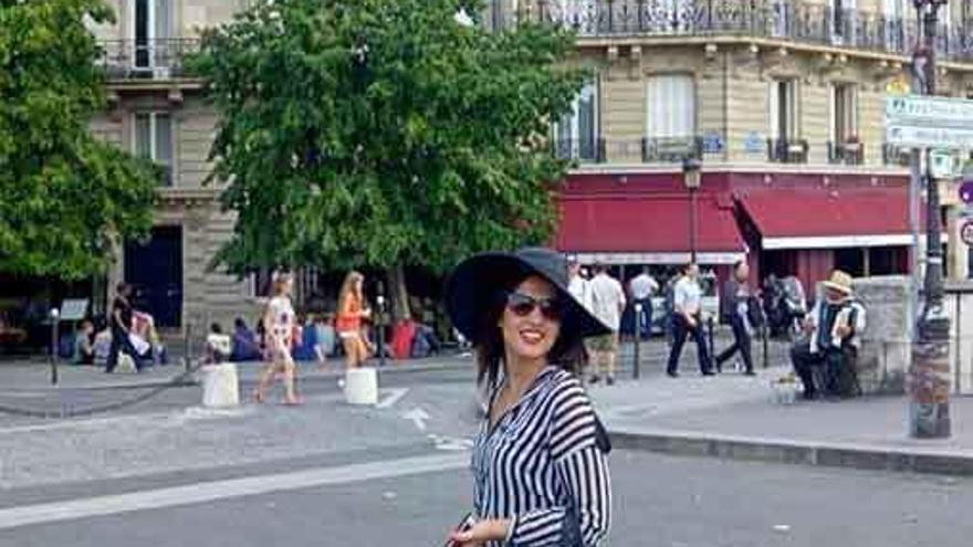 La zamorana pasea por las calles del barrio parisino de Marais.