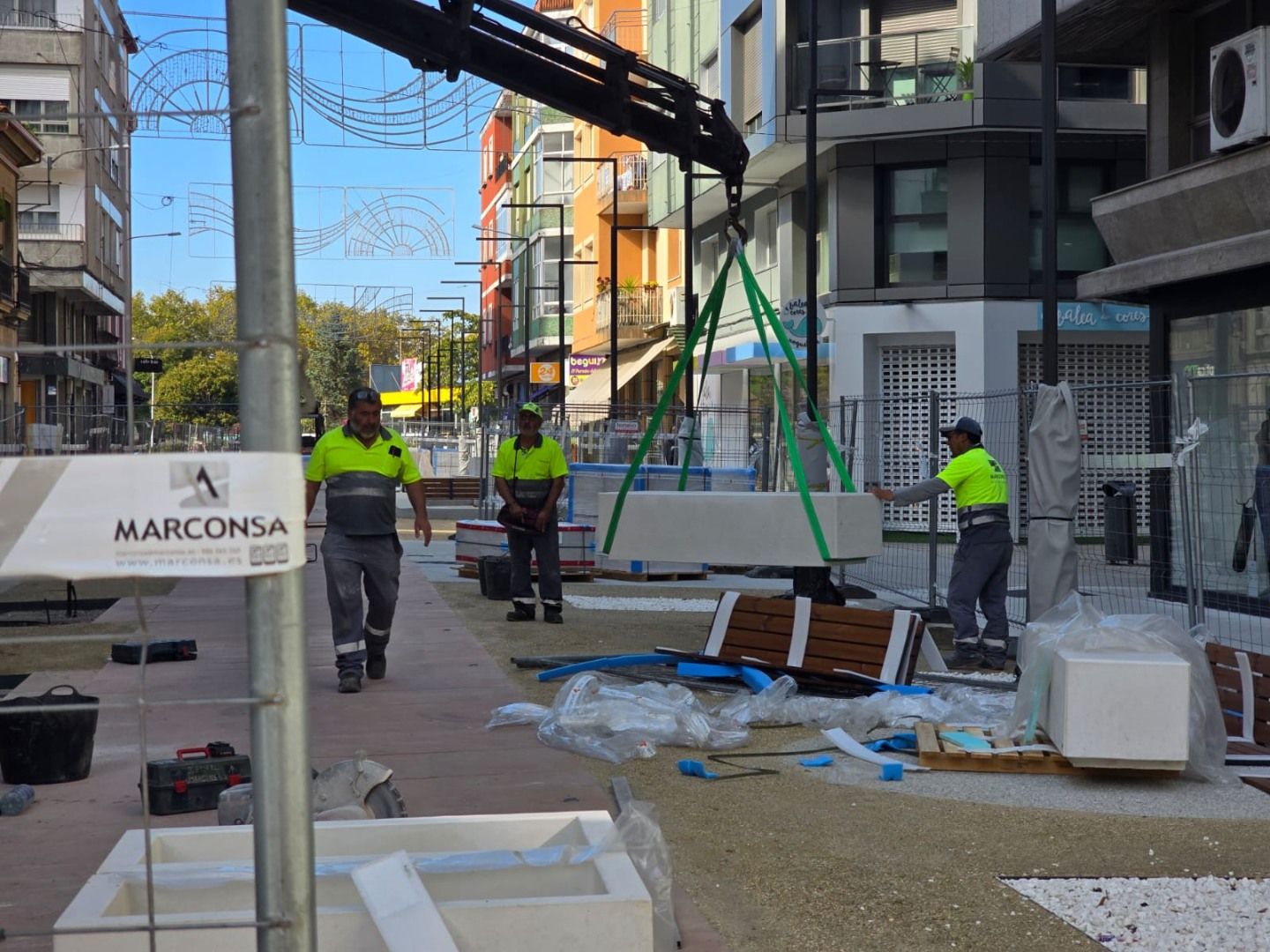 La calle de Clara Campoamor, antes Conde Vallelano, afronta la instalación de mobiliario y la plantación de jacarandas.