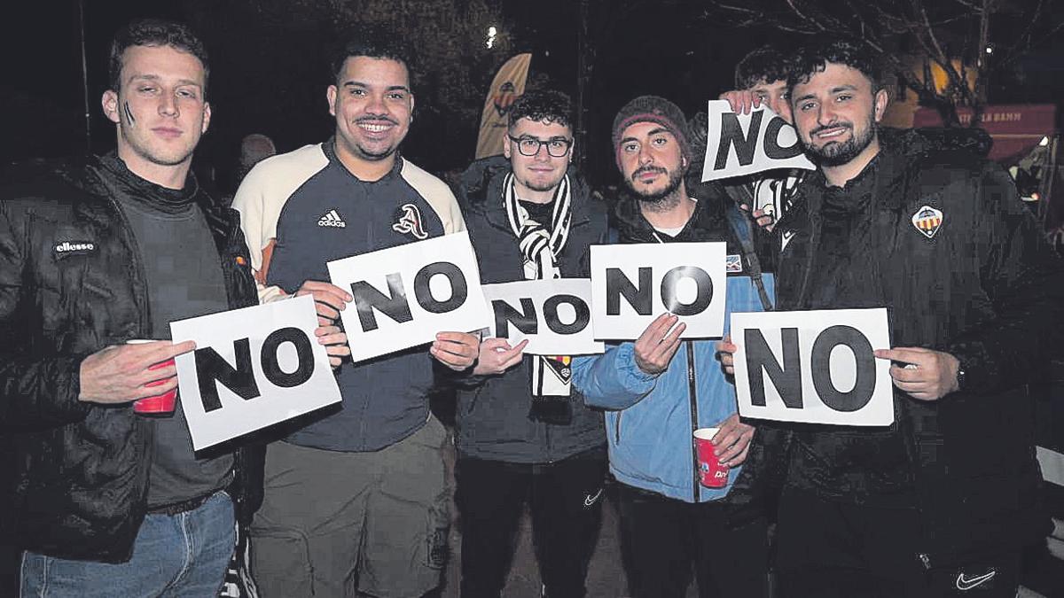 Varios aficionados del Castellón, con la cartulina con la que expresaron su disconformidad a los horarios en el SkyFi Castalia, fuera de los sábados y los domingos, contra el Dépor.