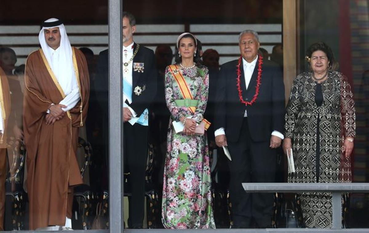 La reina Letizia con vestido verde de flores en Japón