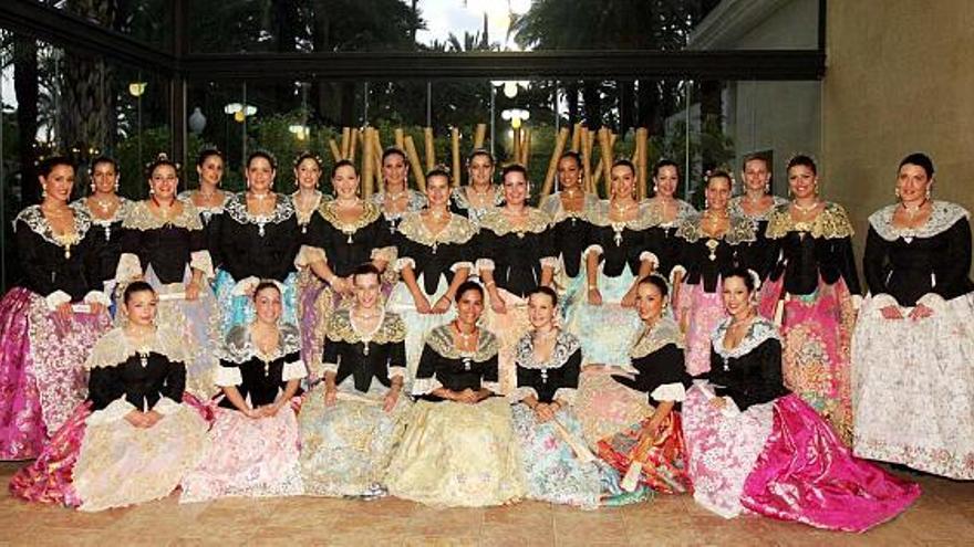 Las candidatas mayores posaron en una gran foto de familia en la última semana de ensayos para la elección.