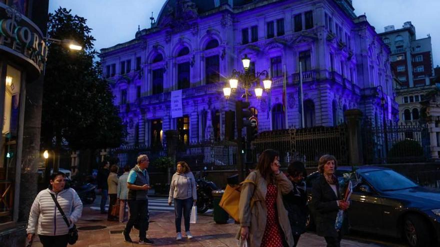 El Parlamento asturiano se tiñe de azul en el Día de Europa