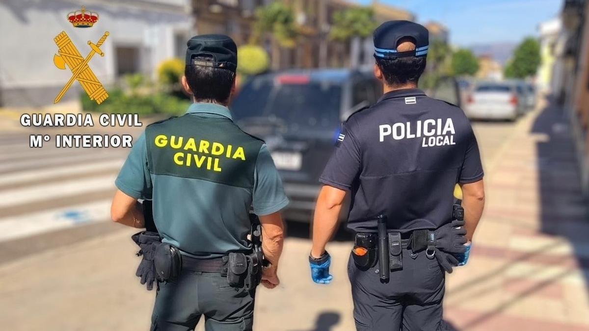 Agentes de la Guardia Civil y de la Policía Local en Logrosán.