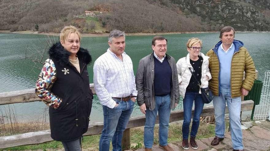 Por la izquierda, María Antonia García, José Antonio Velasco, Rafael Alonso, Pepa Cabello y Alfonso Orviz, ante el pantano de Tanes.