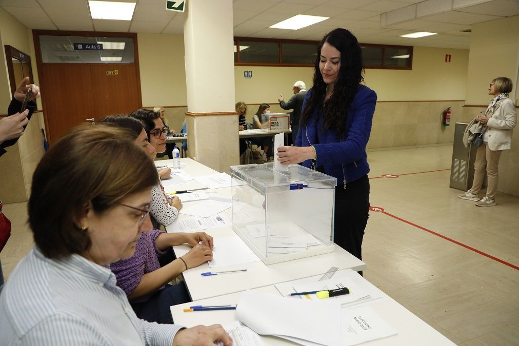 María Rozas votando en el colegio de la Facultad de Derecho