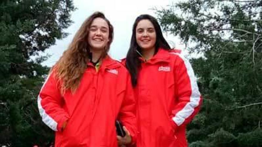 Isi (izquierda) e Inés, en una concentración de la selección española.