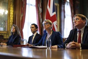 LONDON (United Kingdom), 02/04/2026.- British Foreign Secretary Yvette Cooper (2nd R) gives her opening remarks as she hosts a virtual meeting with the foreign ministers of the signatory countries on securing the Strait of Hormuz in London, Britain, 02 April 2026.The British government convened 35 countries to explore ways to reopen and secure the strait of Hormuz, which the vital shipping route for oil and gas that has been blocked by Iran since the beginning of the conflict in the Middle East. (Reino Unido, Londres) EFE/EPA/TOLGA AKMEN / POOL