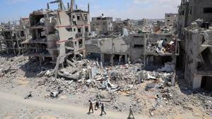 Edificios destruidos por los bombardeos del Ejército de Israel contra la ciudad gazatí de Jan Yunis.