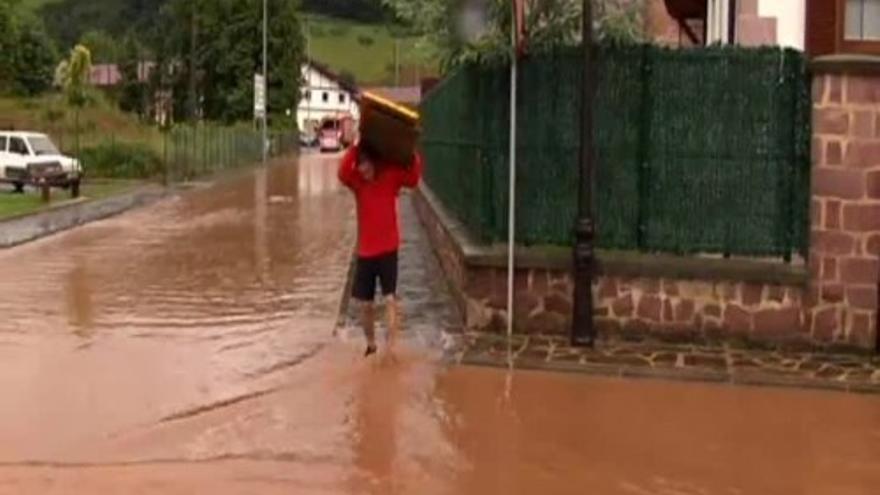 El desbordamiento del río Bidasoa mantiene en alerta a varios municipios navarros