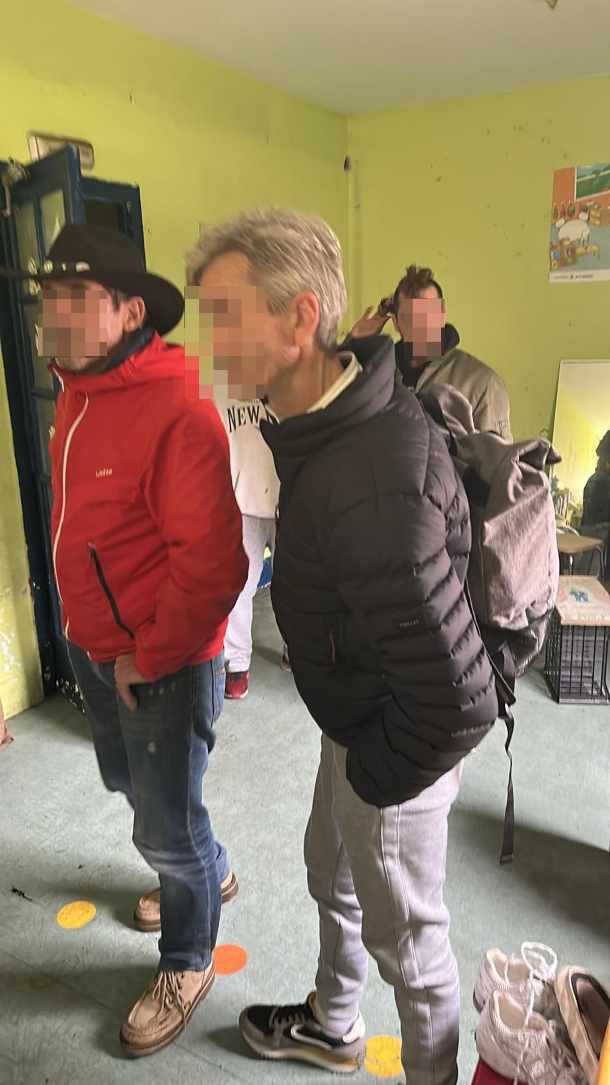 Tres de los okupas, antes de abandonar el inmueble.