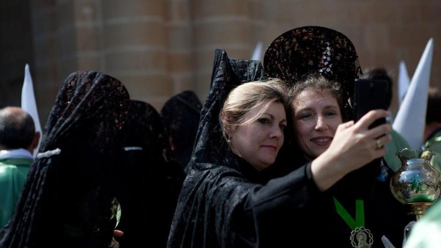 Dos hermanas se hacen una fotografía.