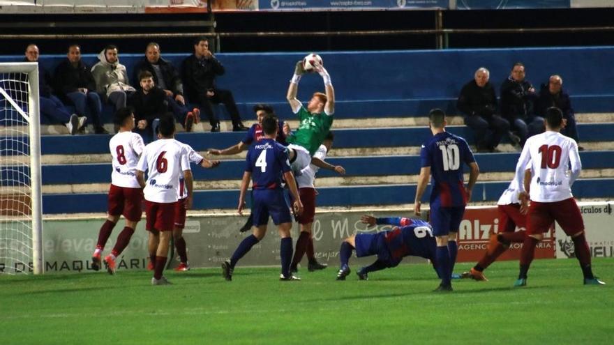 Un lance del partido jugado en Alzira en la primera vuelta.