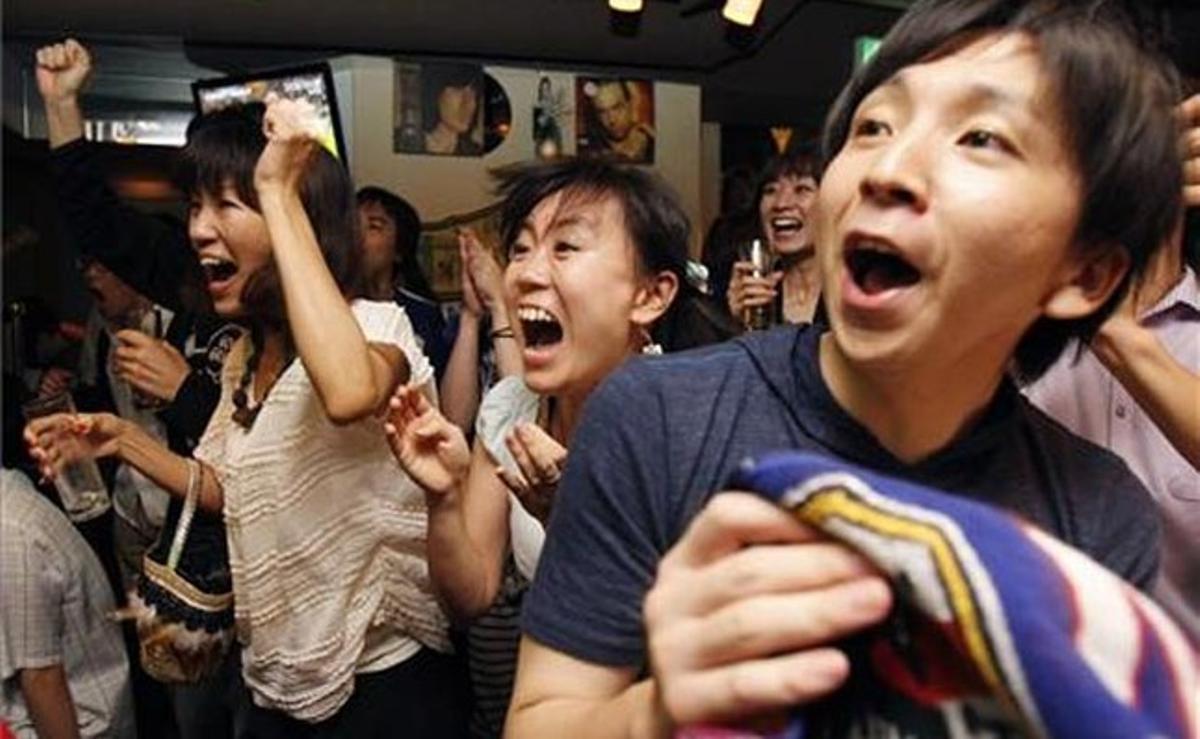 Seguidors de la selecció japonesa de futbol femení aclamen la seva victòria contra la selecció nord-americana durant la final de la Copa Mundial de la Dona.