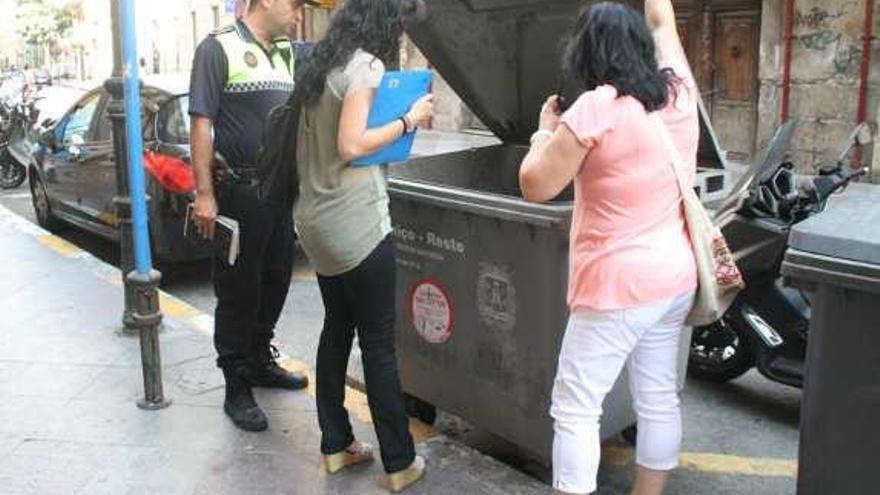 Inspección de contenedores ayer junto a la Explanada.