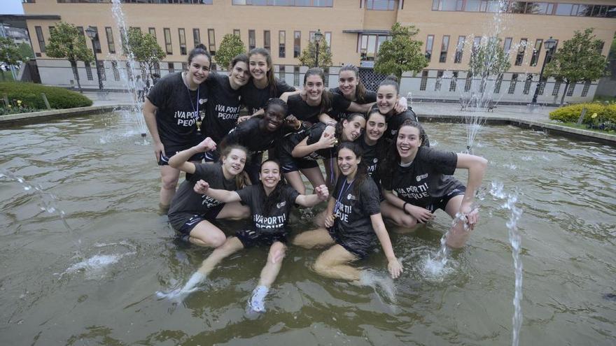 Las chicas del junior femenino celebran la victoria.