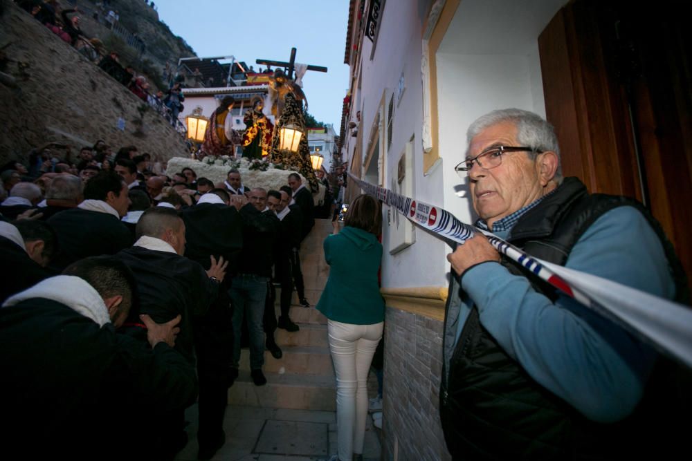 Miles de personas sienten la Semana Santa de cerca en el espectacular descenso por el Casco Antiguo