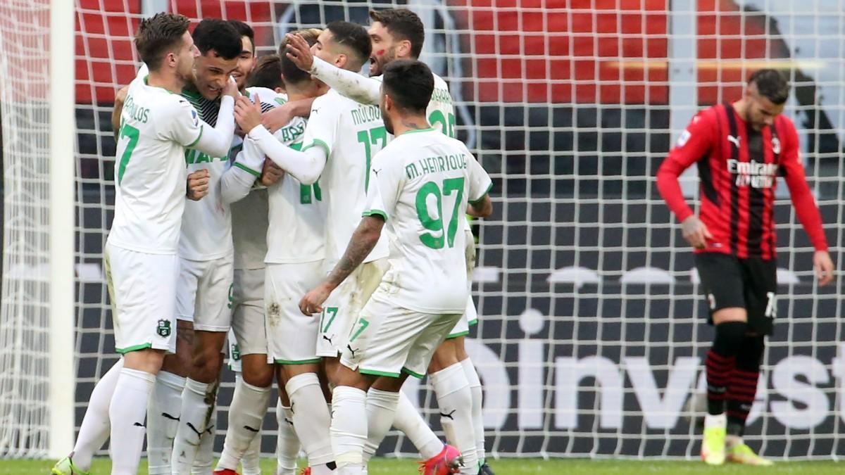 Los jugadores del Sassuolo celebran el gol de Scamacca ante el Milan