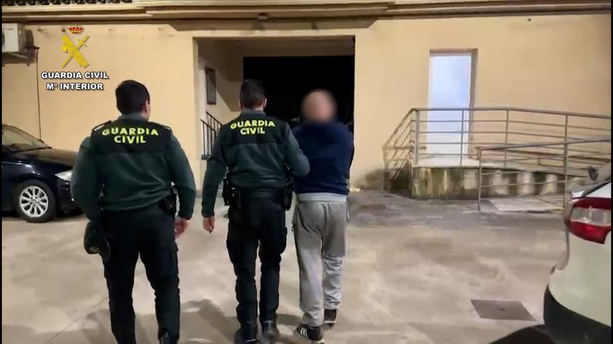 Dos agentes de la Guardia Civil custodian al detenido