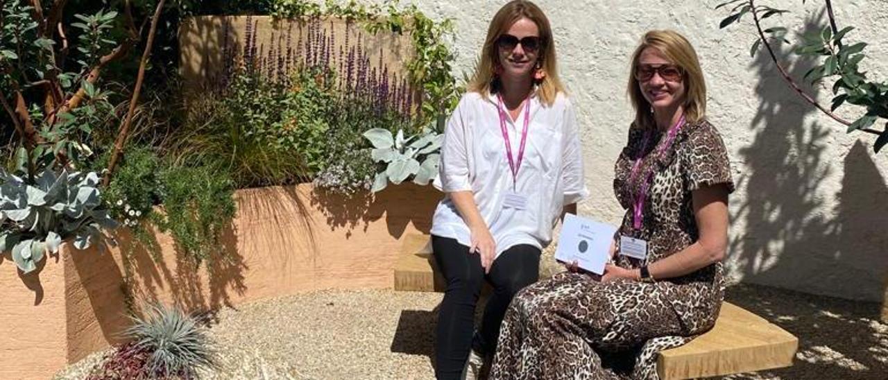 Las creadoras de Mallorca Garden Design, Johanna Norlin y Tania K. Wilson, con el reconocimiento.