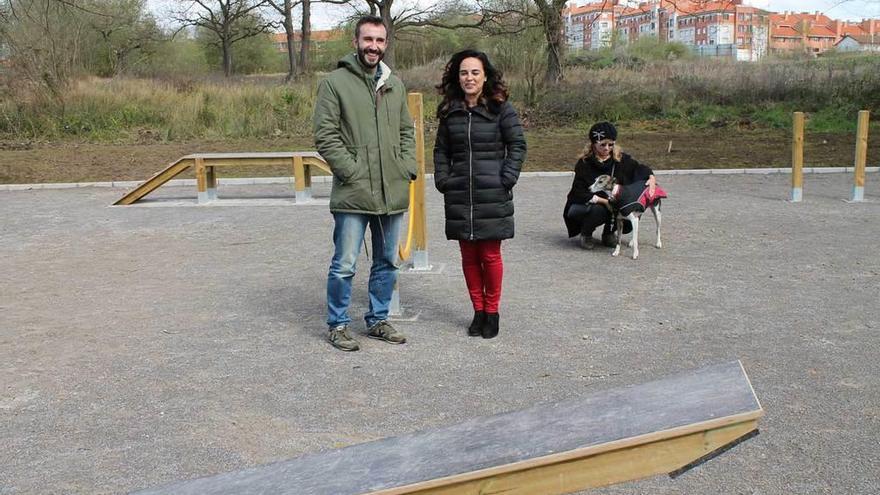 Alberto Pajares y Susana García visitan el parque con la vecina Alicia Fernández y su perro &quot;Whippy&quot; detrás.