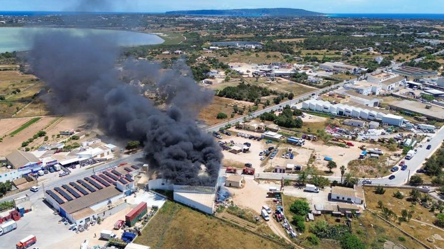Arden dos naves en Formentera