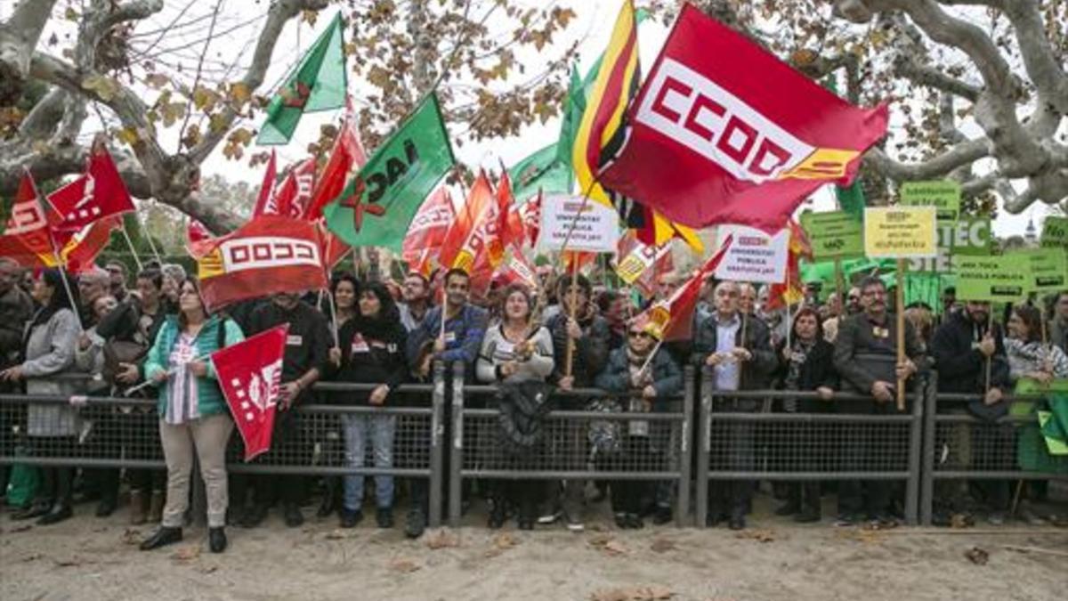 Los sindicatos hacen oír sus demandas de presupuestos más sociales, ayer a las puertas del Parlament.