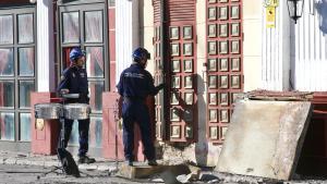 Investigadores de la Policía Nacional, en el exterior de las discotecas siniestradas en Atalayas, horas después de la tragedia.