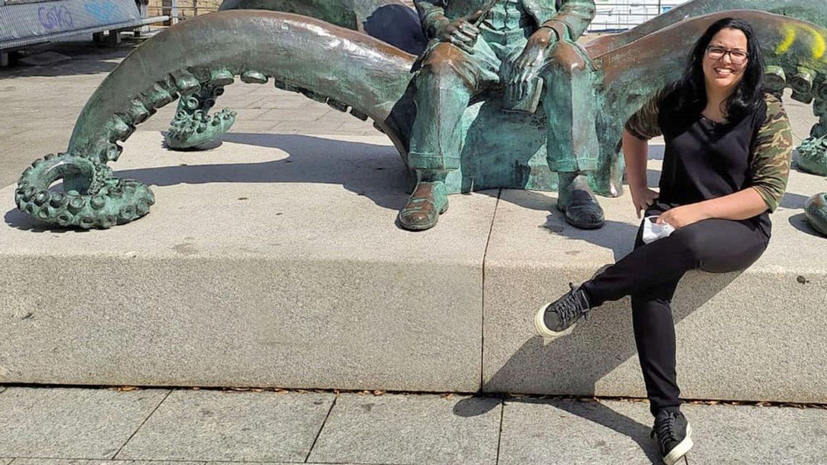 Yasmin Cortez, junto a la estatua de Julio Verne, en Vigo.   | FOTO: CEDIDA