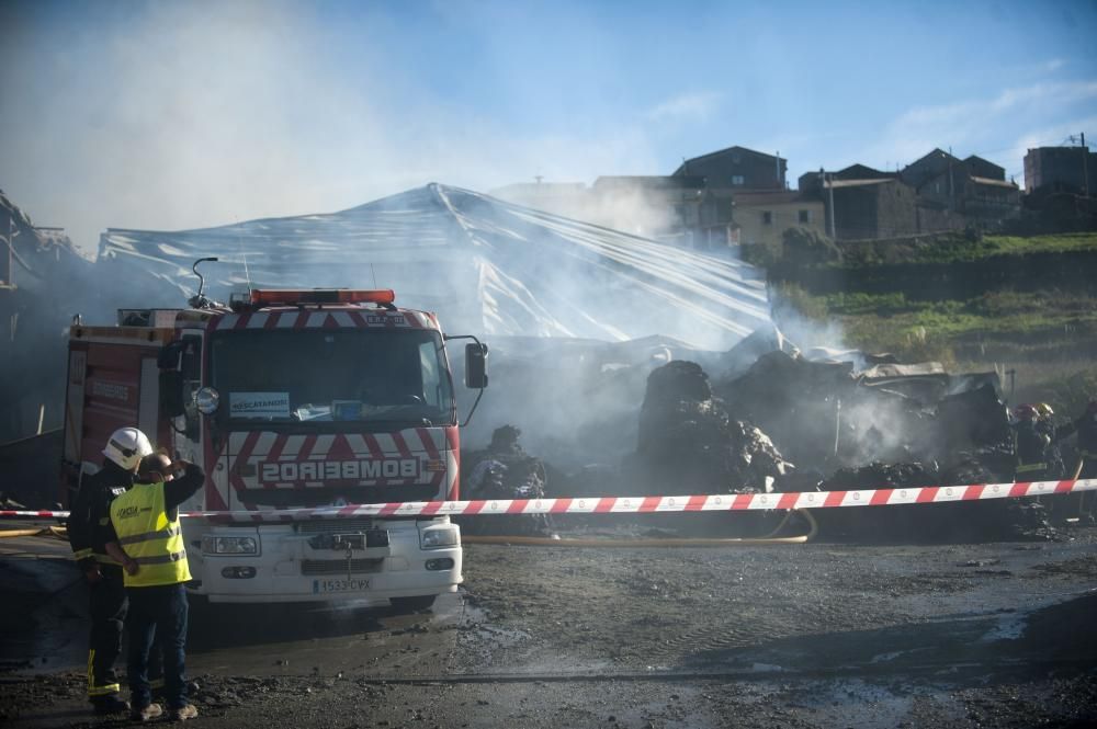 El incendio en una nave de reciclaje obliga a los bomberos de la comarca a intervenir durante toda la madrugada
